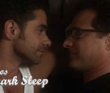 Seize ans après l'arrêt de La fëte à la maison, les deux acteurs sont toujours amis : dans cette vidéo, John Stamos dispense ses précieux conseils pour réaliser les meilleurs câlins avec l'aide de Bob Saget, août 2011.