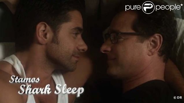 Seize ans après l'arrêt de La fëte à la maison, les deux acteurs sont toujours amis : dans cette vidéo, John Stamos dispense ses précieux conseils pour réaliser les meilleurs câlins avec l'aide de Bob Saget, août 2011.