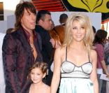 Heather Locklear s\'est marié avec le chanteur de Bon Jovi, Richie Sambora en 1994. De leur amour est née la ravissante Ava, aujourd\'hui 13 ans. Le couple a divorcé en 2006.<br />