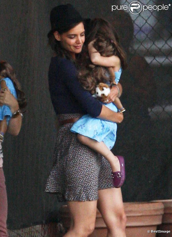 Katie Holmes et Suri arrivent à l'héliport, à New York. Le 17 août 2011