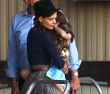 Katie Holmes et sa fille Suri Cruise, 5 ans, arrivent à l'héliport, à New York. Le 17 août 2011