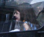Suri Cruise pleure à chaudes larmes dans son hélicoptère, à New York. Le 17 août 2011