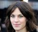 Toujours naturelle, Alexa Chung se rend au défilé de la maison Burberry pendant la fashion week de Londres. Le 21 février 2011.