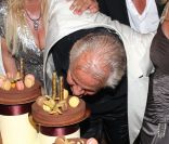 Massimo Gargia totalement ravi lors de son 71e anniversaire, aux Moulins de Ramatuelle, le 18 août 2011.