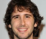  Josh Groban rejoint l'équipe de The Office ! 
 Ici en janvier 2010 à Los Angeles 