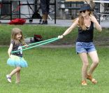 Isla Fisher joue au cerceau avec Olive. Août 2011