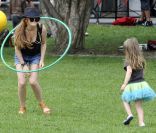 Isla Fisher dans un parc à New York, avec son mari et leurs deux petites filles. Août 2011