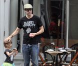 Sacha Baron Cohen et Isla Fisher à New York, avec leurs deux petites filles. Août 2011