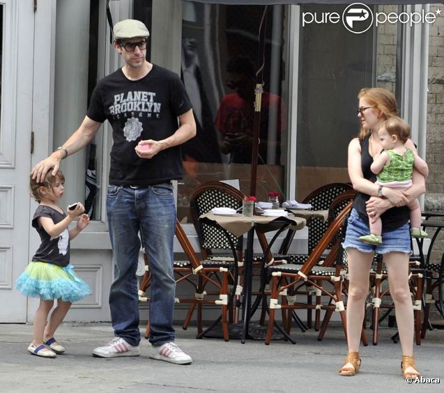 Sacha Baron Cohen et Isla Fisher à New York, avec leurs deux petites filles. Août 2011