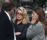 Catherine Deneuve et Chiara Mastroianni lors des obsèques de Raoul Ruiz à Paris le 23 août 2011