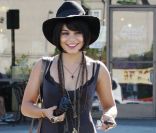 Avec cette association robe longue, chapeau, sautoirs et bandoulière, Vanessa Hudgens va beaucoup trop loin dans le style hippie chic. Elle devrait prendre exemple sur sa petite soeur Stella. Los Angeles, 3 août 2011