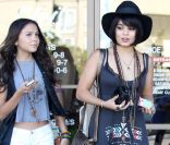 Avec cette association robe longue, chapeau, sautoirs et bandoulière, Vanessa Hudgens va beaucoup trop loin dans le style hippie chic. Elle devrait prendre exemple sur sa petite soeur Stella. Los Angeles, 3 août 2011