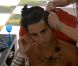 Simon se fait coiffer par Juliette dans Secret Story 5