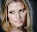 Lara Stone a posé pour le calendrier Pirelli 2012 