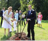 Le 25 août 2011, après leur mariage civil à Potsdam, le prince Georg Friedrich de Prusse et la princesse Sophie d'Isembourg ont planté un arbre dans les jardins du palais Sanssouci à Brandebourg, où la réception suivant leur mariage religieux aura lieu en grande pompe le samedi 27 août 2011, commémorant simultanément le 950e anniversaire de la maison de Hohenzollern.