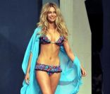 Jennifer Hawkins a ouvert le défilé Meyer en présentant ses maillots de bain Cosi lors de la Fashion Week à Sydney le 25 août 2011