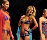 Jennifer Hawkins a ouvert le défilé Meyer en présentant ses maillots de bain Cosi lors de la Fashion Week à Sydney le 25 août 2011