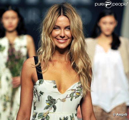 Jennifer Hawkins a ouvert le défilé Meyer en présentant ses maillots de bain Cosi lors de la Fashion Week à Sydney le 25 août 2011