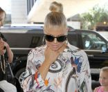 Fergie fait un défilé de mode à l'aéroport de LAX, Los Angeles le 25 août 2011