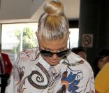 Fergie fait un défilé de mode à l'aéroport de LAX, Los Angeles le 25 août 2011