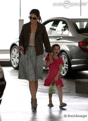 Suri et Katie Holmes en duo dabs un centre commercial de Los Angeles. Le 26 août 2011