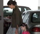 Suri et Katie Holmes en duo dabs un centre commercial de Los Angeles. Le 26 août 2011