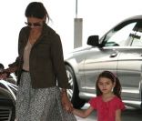 Suri et Katie Holmes en duo dabs un centre commercial de Los Angeles. Le 26 août 2011