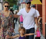 Jessica Alba enceinte, en juillet 2011, avec son époux Cash et leur fille Honor 