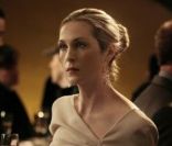 Une coupe de champagne, une robe Elie Saab et une pochette argentée Judith Lieber font littéralement briller Lily Van Der Woodsen, incarnée par Kelly Rutherford. 