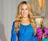 SJP, dans une splendide robe Halston accompagnée de chaussures Salvatore Ferragamo et d'une pochette Roger Vivier, assiste à la première londonienne de Sex And The City 2. Londres, le 27 mai 2010. 
