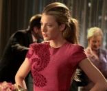 Serena Van Der Woodsen n\'arbore que de belles parures pour assister aux nombreuses soirées auxquelles elle est invitée, comme ici, dans une sublime robe signée Marchesa, issue de la collection Automne 2010.<br />