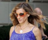SJP, ou plutôt Carrie Bradshaw, tournait en 2009 le film Sex And The City, dans une robe Halston Heritage et des sandales à talons Chrsitian Louboutin. New York, le 1er spetembre 2009.