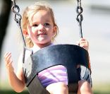 Seraphina s'amuse pieds nus dans un parc à Los Angeles, le 29 août 2011