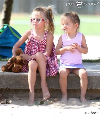 Violet et Seraphina, les filles de Jennifer Garner et de Ben Affleck, s'amusent ensemble dans un parc à Los Angeles, le 29 août 2011