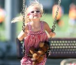 Violet, la fille aînée de Jennifer Garner et de Ben Affleck, s'amuse dans un parc à Los Angeles, le 29 août 2011