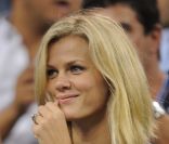 Un petit sourire barrait le visage radieux de Brooklyn Decker lors de la victoire de son mari Andy Roddick au premier tour de l'US Open le 31 aout 2011 