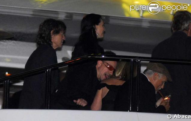 Dennis Hopper s'offre un cigare pour son anniversaire