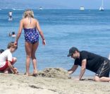 <p>David Duchovny en juillet 2011 sur la plage à Malibu avec ses enfants</p>