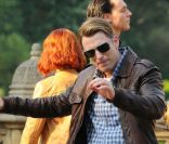 Chris Evans et Scarlett Johansson sur le tournage de <em>The Avengers</em>, à New York, le 2 septembre 2011.