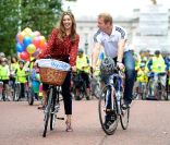 Kallye Brook lance la campagne écolo Skyride, à Londres, le dimanche 4 septembre 2011.