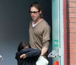 Brad Pitt et Angelina Jolie avec cinq de leurs six enfants, à Richmond le 4 septembre 2011