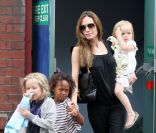Brad Pitt et Angelina Jolie avec cinq de leurs six enfants, à Richmond le 4 septembre 2011