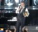 Eddy Mitchell fait ses adieux à la scène à l'Olympia. Images BFMTV du concert du 3 septembre 2011.