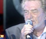Émouvant et classe, Eddy Mitchell fait ses adieux à la scène à l'Olympia. Images BFMTV du concert du 3 septembre 2011.