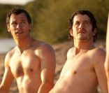 Les jambes de Pauline Lefèvre, Nicolas Giraud et Clément Sibony dans  Voir la mer , 2011.