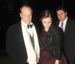 Emma Watson lors de la soirée des GQ Awards à Londres le 6 septembre 2011 : elle est accompagnée de son père, Chris Watson 