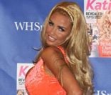 Katie Price dévoile son anatomie à Londres, le mercredi 7 septembre.