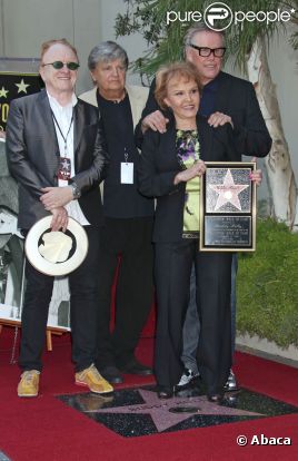 La légende du rock n'roll Buddy Holly recevait son étoile posthume sur le Walk of Fame d'Hollywood Boulevard le 7 septembre 2011, le jour où il aurait eu 75 ans, en présence notamment de sa veuve Maria Elena et de l'acteur Gary Busey, qui l'incarna dans  The Buddy Holly Story .