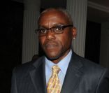 Le nonuple champion olympique Carl Lewis, a vu sa candidature démocrate au sénatoriale rejetée par un juge fédéral en le 7 septembre 2011