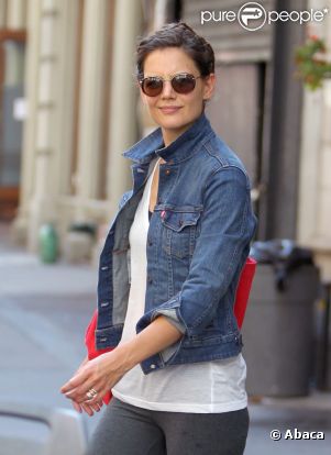 Katie Holmes très matinale se rend tôt le matin à la gym puis dans une librairie à New York, le 9 septembre 2011
